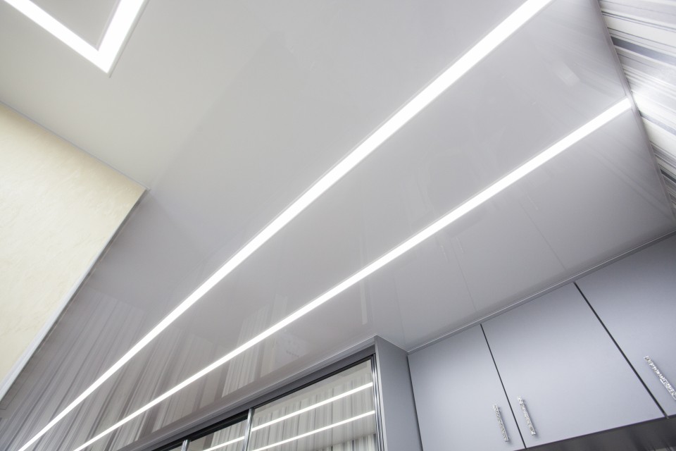 Заказать световые потолки с линией света в г. Кириллов